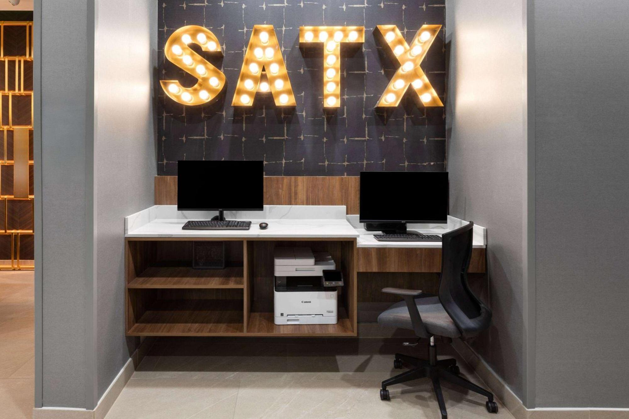 La Quinta Inn & Suites By Wyndham San Antonio At The Rim Luaran gambar